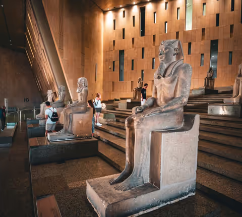 Private discovery with an expert Egyptologist to Giza pyramids and GEM