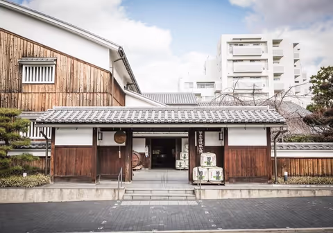 Kobe Experience Tour: Sake Brewery, Onsen, Dining & Night Sakura