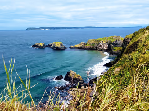 Voyage Carrick-a-Rede, Dunluce Castle & Bushmills Day Tour from Belfast