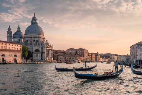 Private Transfer from Prague to Venice with 4 hours stop in Salzburg
