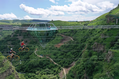 Privet Dashbashi Canyon Tour: Walk the Glass Bridge Above the Clouds