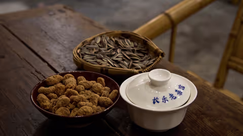 Beyond Tourist Chongqing — Teahouse, Local Snacks & Everyday Life