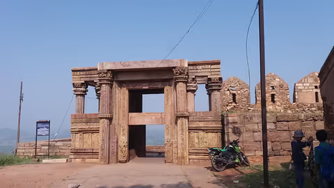 Khajuraho – Kalinjar Fort – Khajuraho Premium Day Tour Private Guide & Air-Conditioned SUV Car