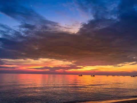 Khao Kheow Zoo & Bangsaen Beach: Private 1-Day Family Escape