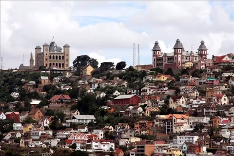 Antananarivo Highlights & Tsimbazaza Zoo – Full-Day Private Tour
