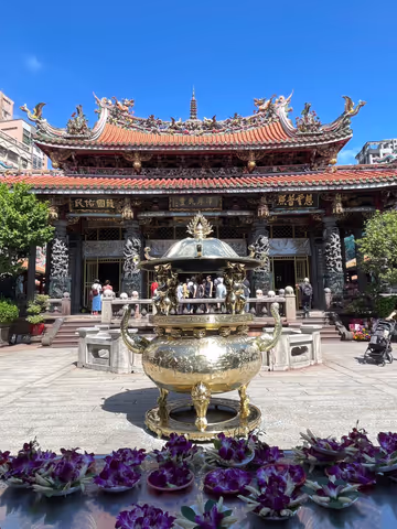 (Private tour)Old Taipei Uncovered: Temples, Herbal Alleys & Local Flavors