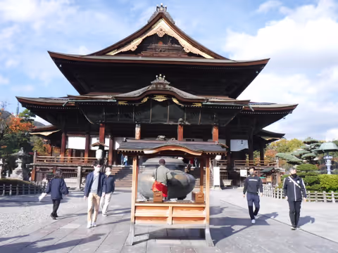 Zenkoji Temple and its Surroundings