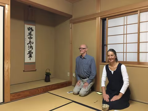 Experiencing Japanese calligraphy and tea ceremony 