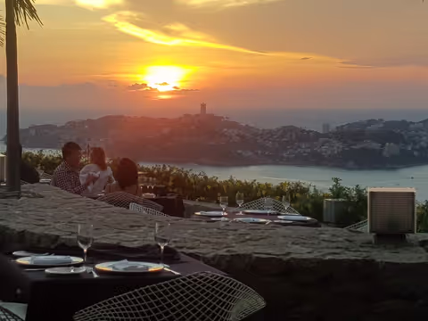 Luxury Alfresco Dinner W/One Drink & Two Drinks at Divers