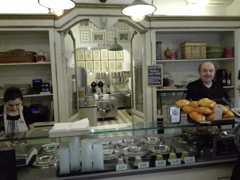 A gastronomy stroll around Bologna city center