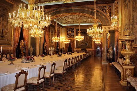 PRIVATE VISIT TO THE ROYAL PALACE