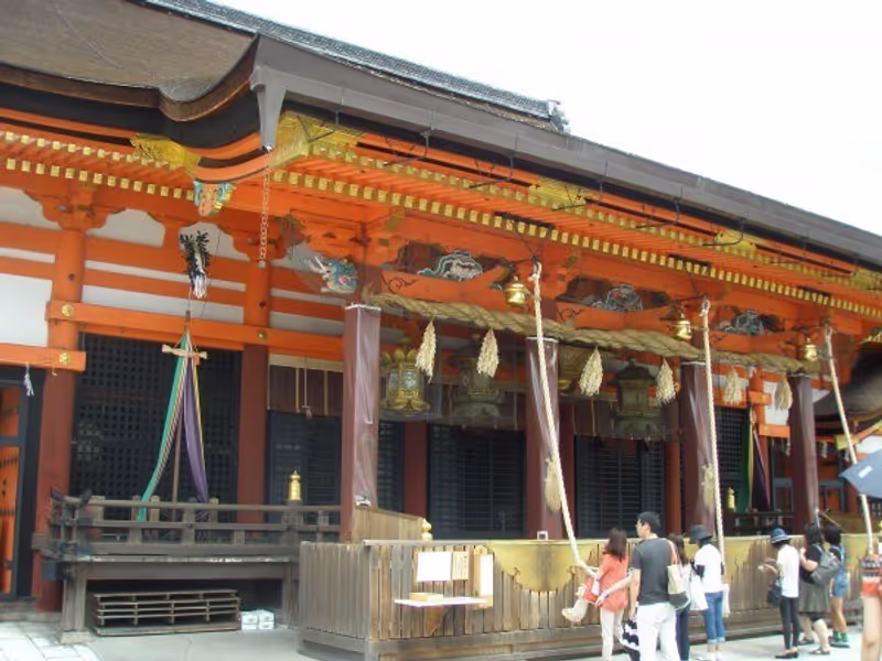 Kyoto Private Tour - In front of the outer shrine, slightly bow your head, make a monray offering and ring the bell, wishing your dream come true.
You can draw sticks at the shrine to tell the fortunes.Correspondins slips of paper are given to indicate your fortunes, such as very lucky, lucky  moderately lucky and unlucky.