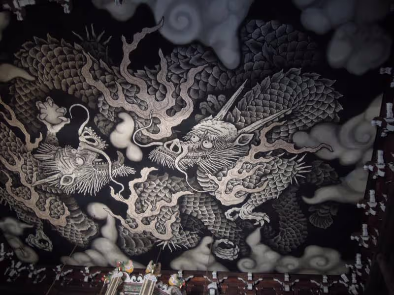 Kyoto Private Tour - Soryu-zu  (Twin Dragons Painting ) on the ceiling of the doctrine hall in Ken-ninji Temple   According to Zen Buddhism,
dragons are believed to be symbolic animals to protect the teachings of Buddha.


