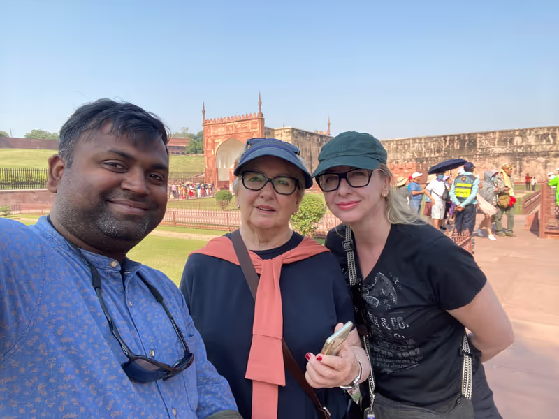 Agra Private Tour - Selfie with guests at agra fort
