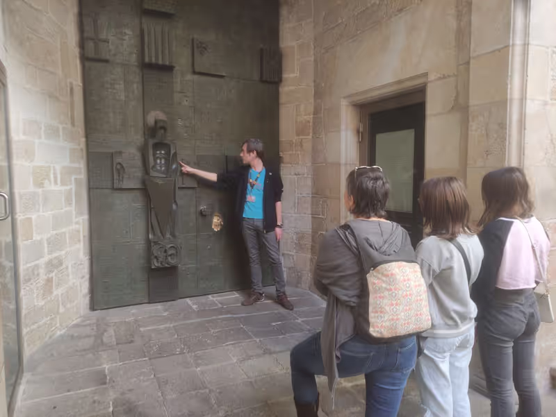 Barcelona Private Tour - Discovering some interesting details