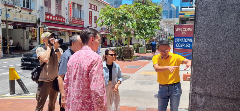 Singapore Private Tour - Guiding in action