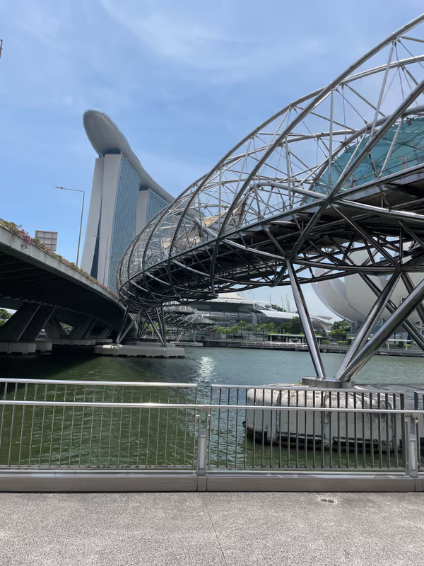 Singapore Private Tour - Marina Bay Sands Helix bridge (DNA inspiration)