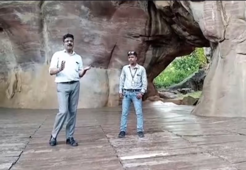 Madhya Pradesh Private Tour - My guided presentation in Bhimbethka. A UNESCO World Heritage Site.