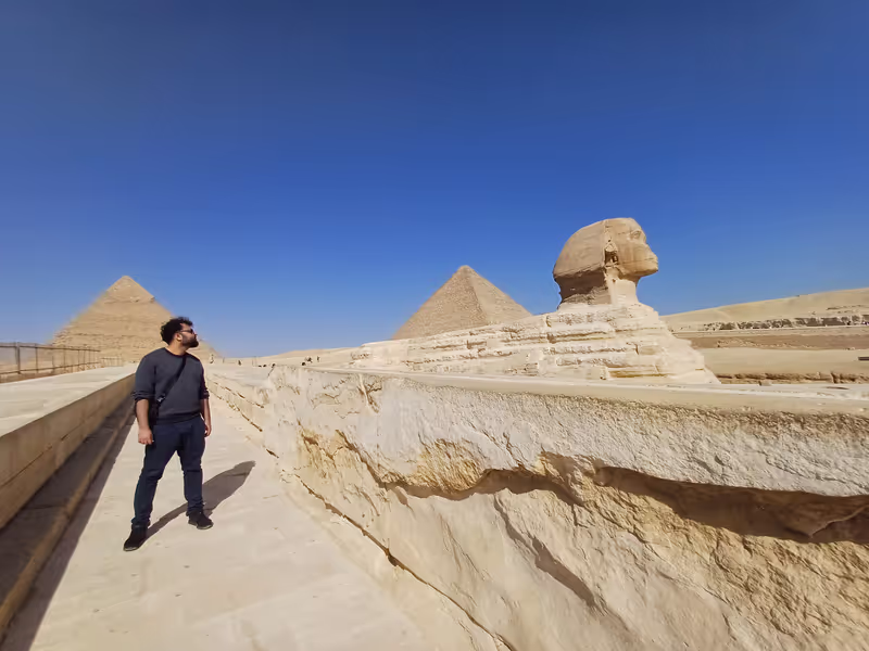 Giza Private Tour - Talking to the Great Sphinx at Giza Plateau 