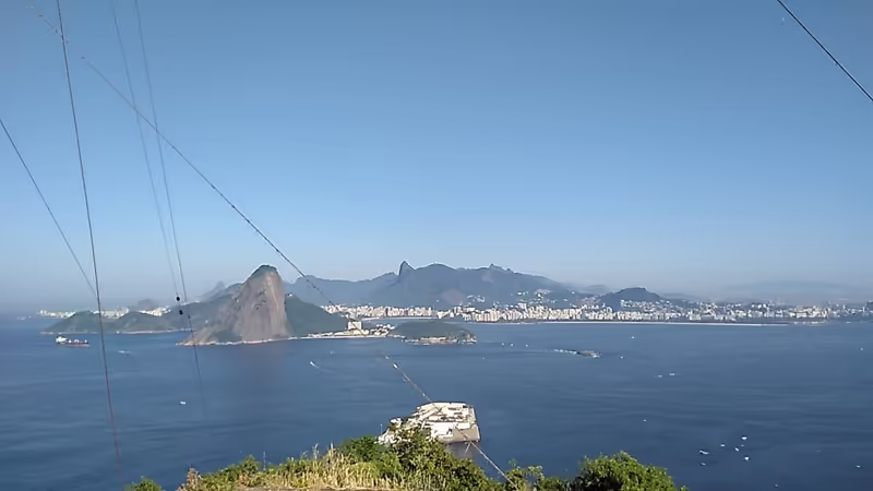 Rio de Janeiro Private Tour - Peak Fort´s lookout view of the Guanabara Bay entrance. We can see Sugar Loaf from here!Niterói - RJ - Brasil