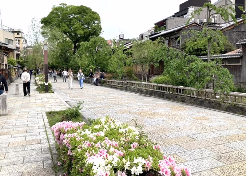 Osaka Private Tour - Footpath at Gion Shirakawa
