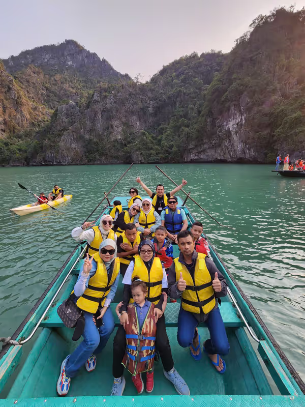 Hanoi Private Tour - Sampan visiting Luon cave in Halong bay trip