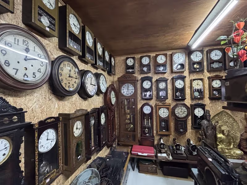 Aichi Private Tour - Antique wall clocks all still working in Iwamura town (Gifu)
