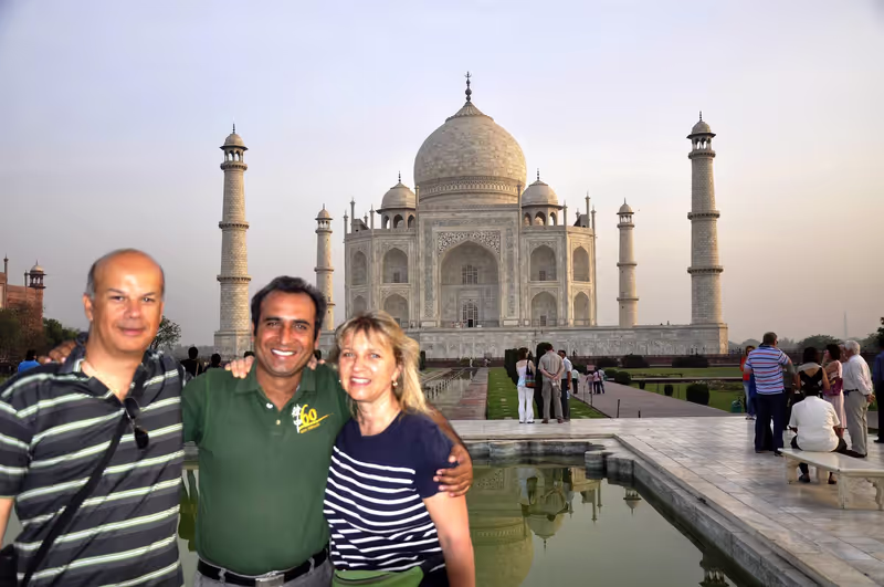 Rajasthan Private Tour - French Tourists with Tajmahal