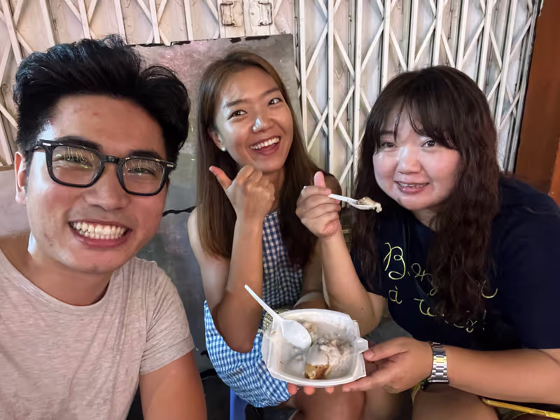 Ho Chi Minh Private Tour - Chuối Nếp Nướng with Korea tourists