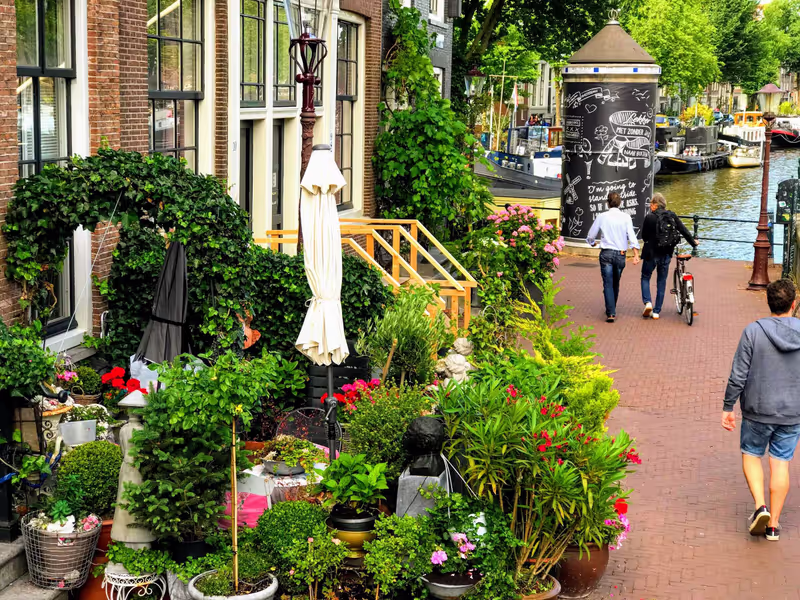 Amsterdam Private Tour - Flânez dans les rues enchanteuses d'Amsterdam, où des chemins pavés historiques s'entremêlent avec des canaux pittoresques, offrant une expérience néerlandaise authentique à chaque coin charmant.