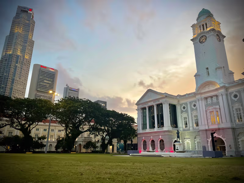 Singapore Private Tour - Come face to face with the Empress at the Civic District.
