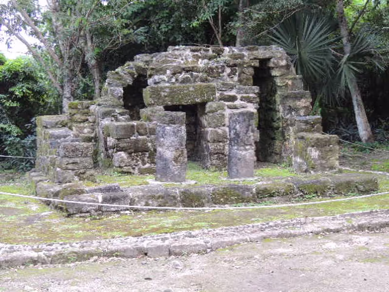 Cozumel Private Tour - Chi Chan Nah
This is the smaller building of San Gervasio. Its purpose has not been determined although it is likely that it served for rituals. There are several signs possibly identifying the families that resided in Manitas.