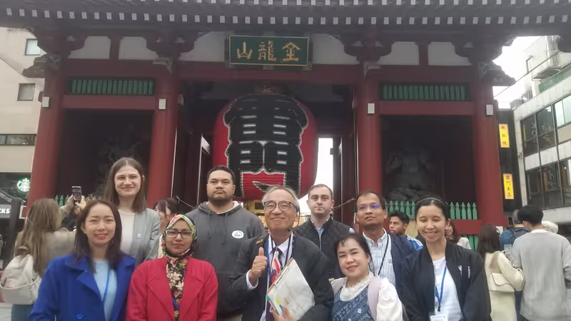 Tokyo Private Tour - In front of Kaminarimon, Thunder gate