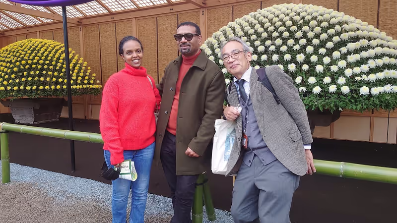 Tokyo Private Tour - With guests in front of a stunning large chrysanth