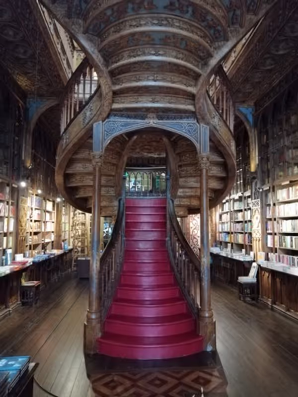 Porto Private Tour - Lello Bookstore - Crimson stairs