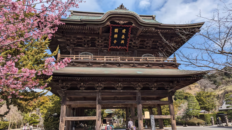 Kamakura Private Tour - The main gate of Kencho-ji Temple in spring.