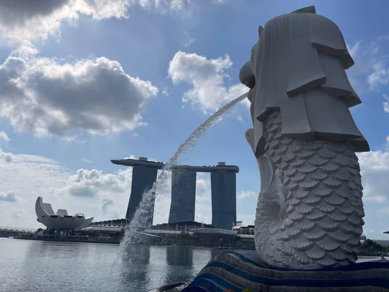Singapore Private Tour - Marina Bay Sands against the imposing Merlion