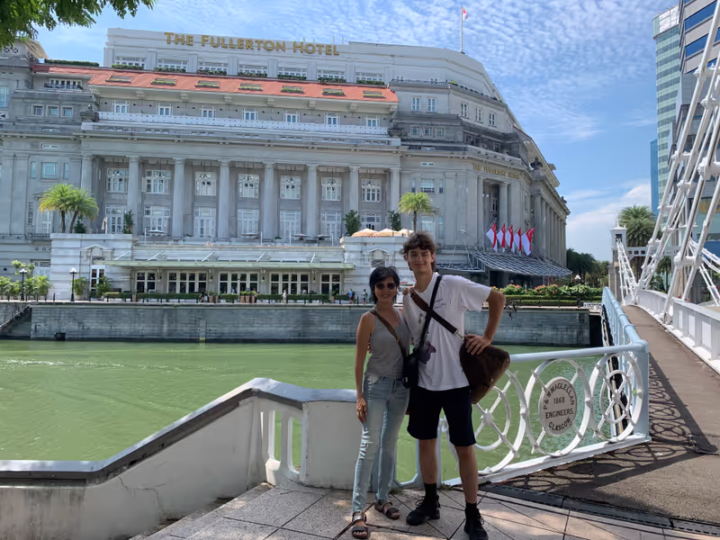 Singapore Private Tour - From fort to hotel