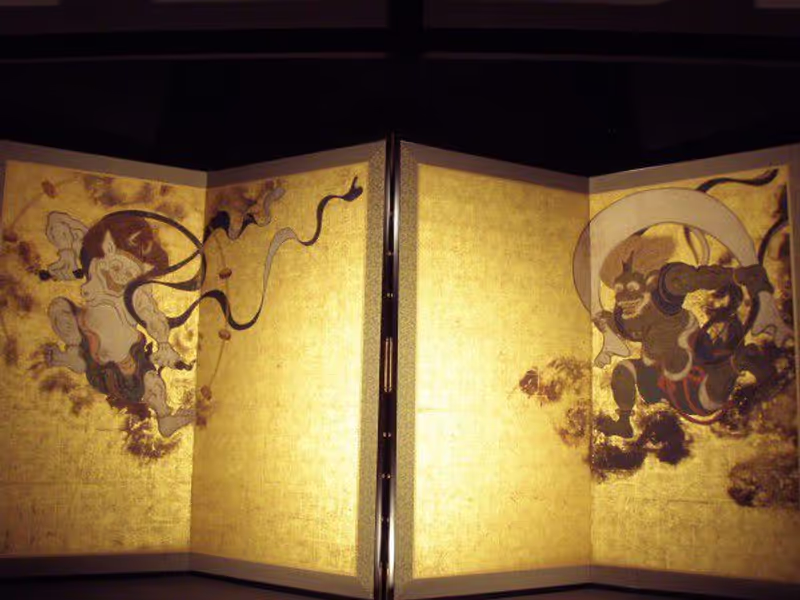 Kyoto Private Tour - The Wind and Thunder Gods
The images of the wind and thunder gods is often considered the quintessence of Sotetsu's work.At first glance, the two figures may come across as having a ferocious appearance.However, the painting also imparts a somewhat humorous feeling to the viewer.