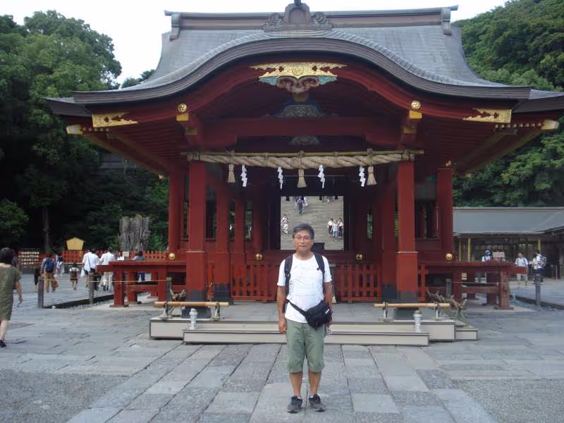 Kamakura Private Tour - The elavated path called Dankazura leads to Tsurugaoka Hachimangu Shrine. Past the Torii Gate, while crossing the Taiko Bashi Bridge, you see the water of a pond on both sides. On the shrine ground, to the right, there's Kamakura Kokuhoukan, or Kamakura National Treasure Museum. I'm standing in front of Maiden, or court music pavilion of the shrine. We sometimes see wedding ceremonies held in the pavillion. Behind this building, steep stairs lead to Hongu, or the Main Shrine. 
