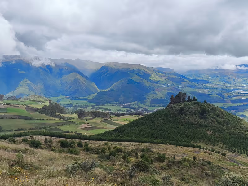 Quito Private Tour - On the way to Cubilche summit