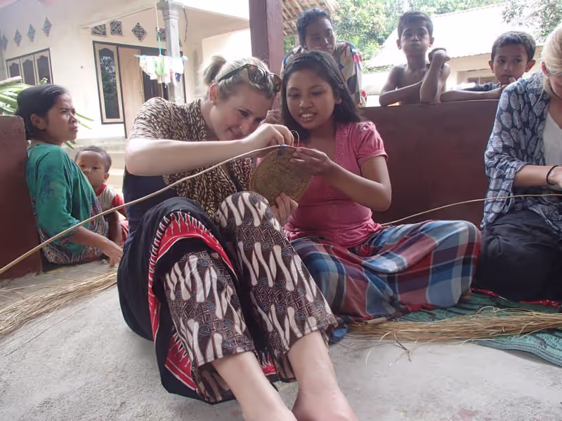 Lombok Private Tour - Learning how their make their handicrafts