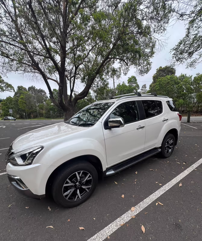 Sydney Private Tour - Isuzu Mux - Car for our travel