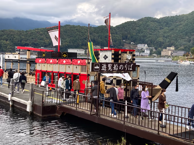 Tokyo Private Tour - Sightseeing Boat at Lake Kawaguchi