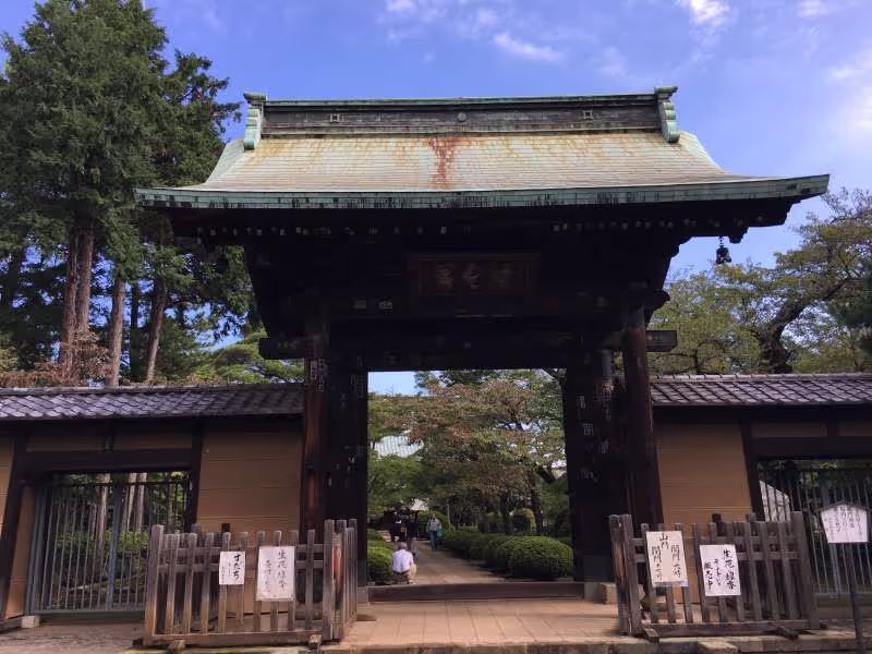Tokyo Private Tour - Le portail du temple Goutoku-ji.