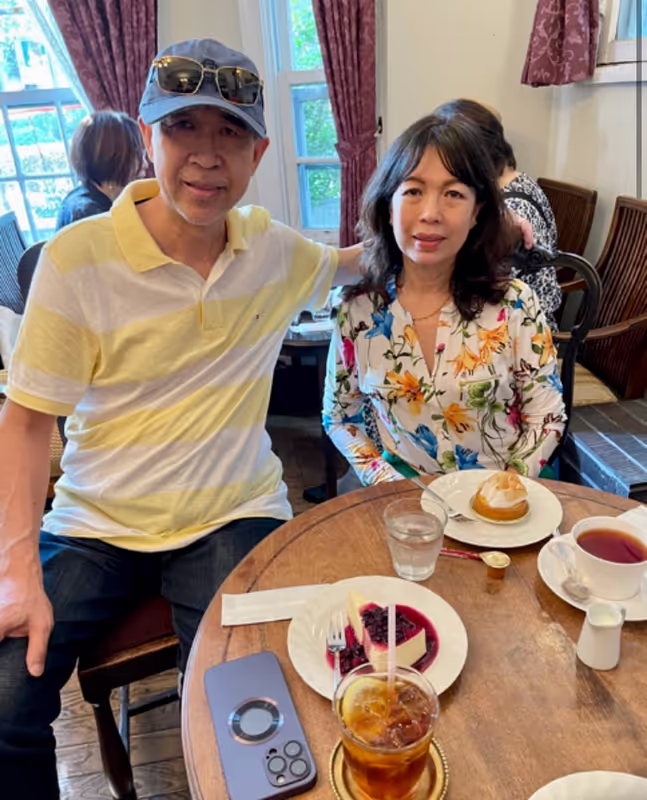 Yokohama Private Tour - American Customers Enjoying Tea at Enrismann