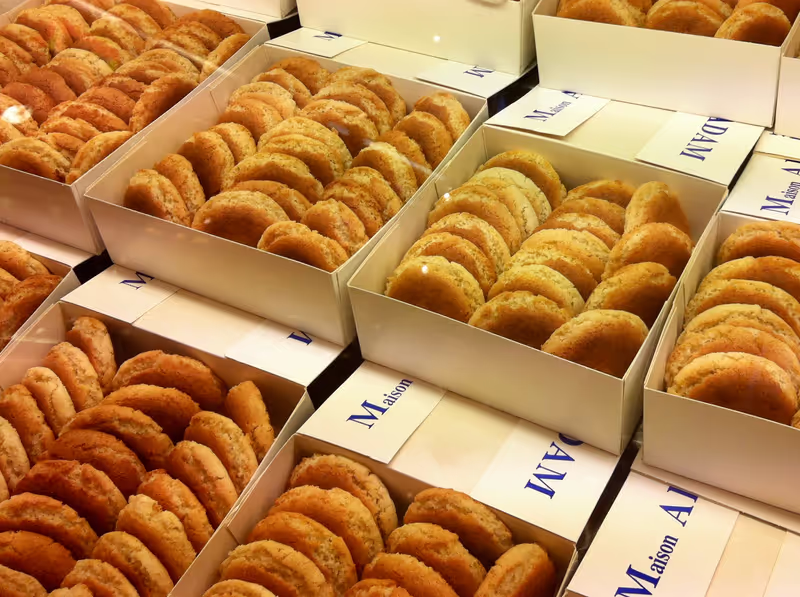 Bayonne Private Tour - Famous basque macarons