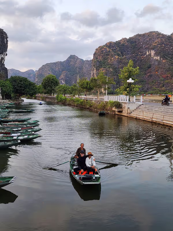 Hanoi Private Tour - A sampan to explore with human power