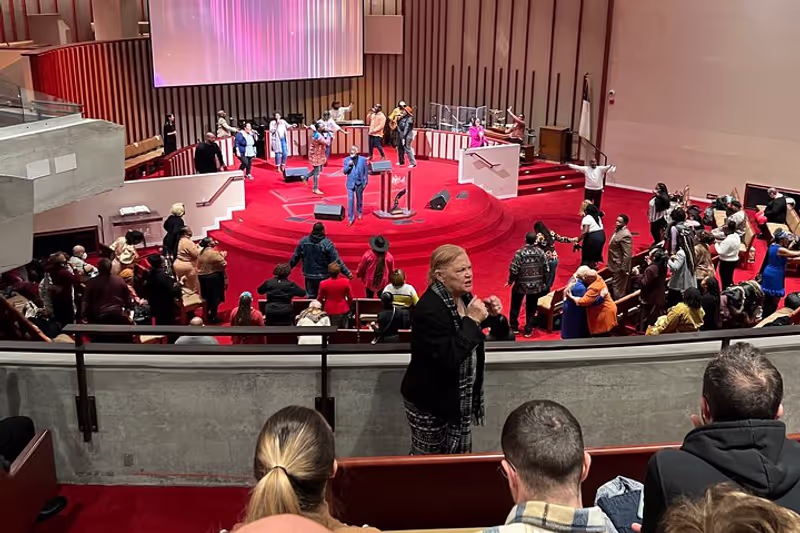 New York Private Tour - The church service as the powerful voices raise up