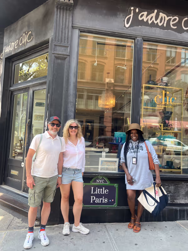 New York Private Tour - Our tour guide with visitors in Little Paris NY